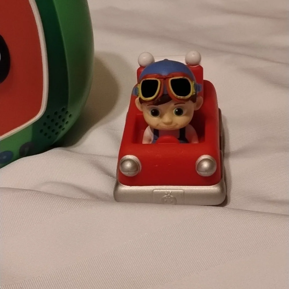 CoComelon Musical doctor Checkup Case With 3 Car Figure Toys JJ, Tomtom & YoYo